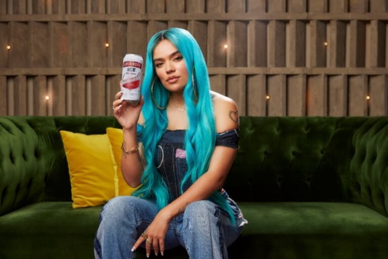 Karol G hace una alianza para invitar a las personas a vivir empoderadas y libres