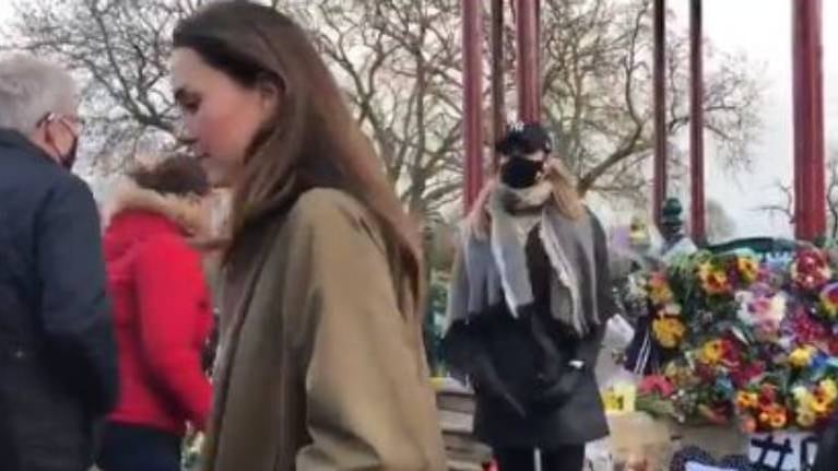 Kate Middleton, en shock por el asesinato de una mujer, se mezcló con el público y desafió a la policía