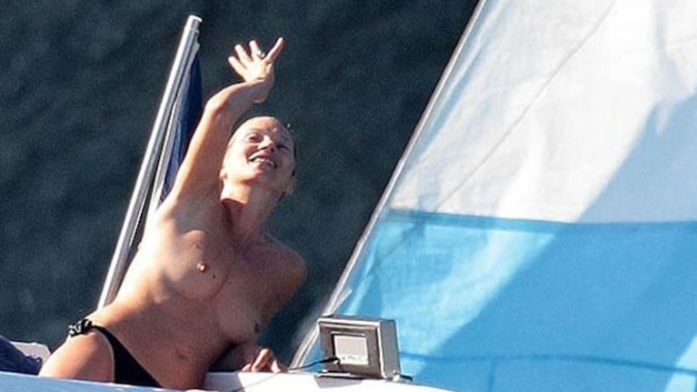 Kate Moss disfruta de unas vacaciones en St. Tropez. (Foto: The Sun)