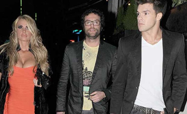 Katie Price junto a su hermano Daniel y Leandro Penna. (Foto: The Sun)