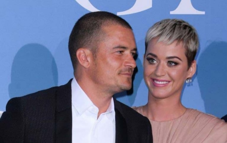 Katy Perry y Orlando Bloom anunciaron su compromiso: imponente anillo y romántica dedicatoria