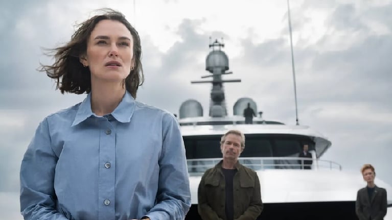 Keira Knightley se pone en la piel de una reportera que ve caer un cuerpo del camarote de un crucero.
