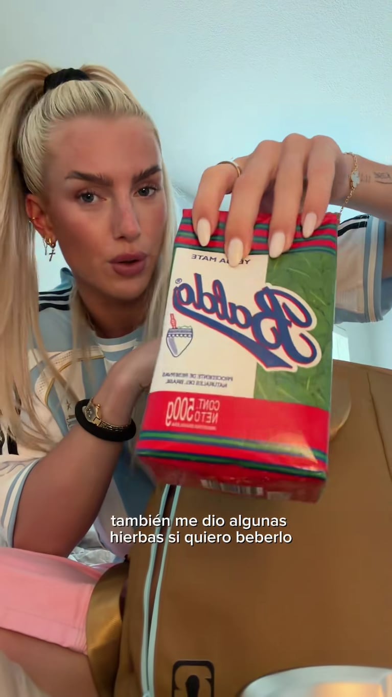 Kelci Rose mostró el regalo que Lionel Messi envió a todo el plantel de la Selección Argentina tras el Mundial 2026 (Foto: captura de TikTok).