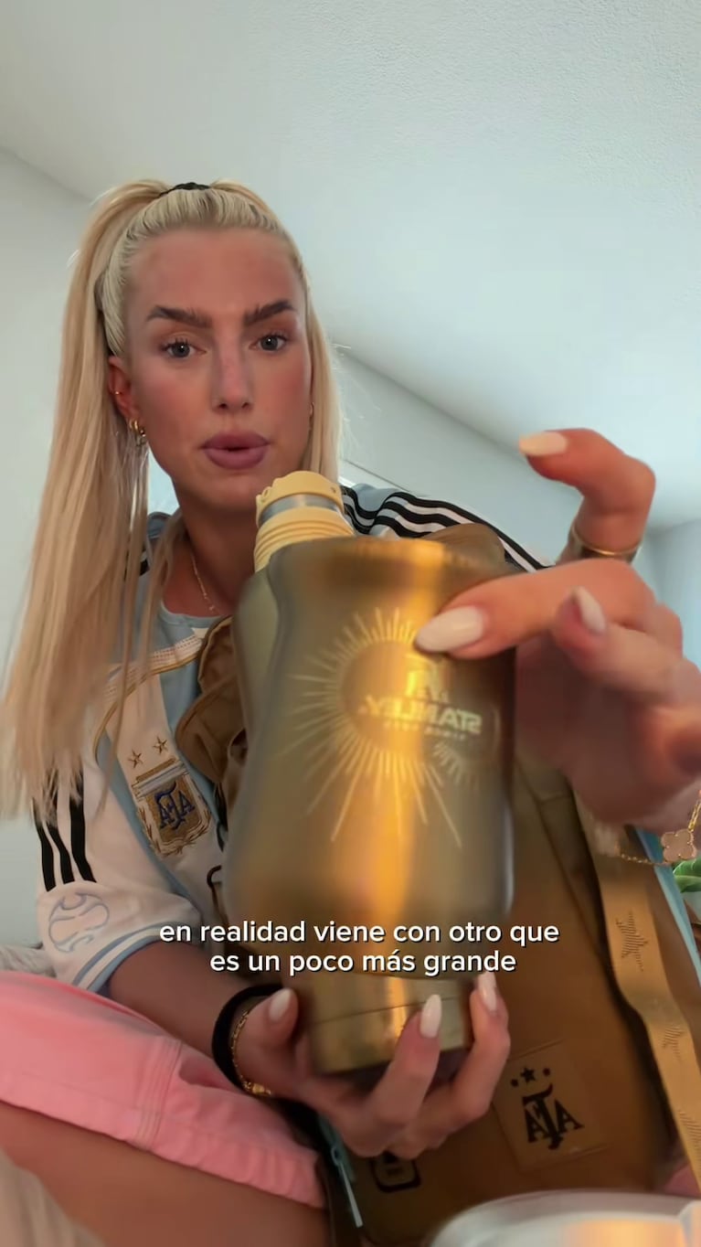 Kelci Rose mostró el regalo que Lionel Messi envió a todo el plantel de la Selección Argentina tras el Mundial 2026 (Foto: captura de TikTok).