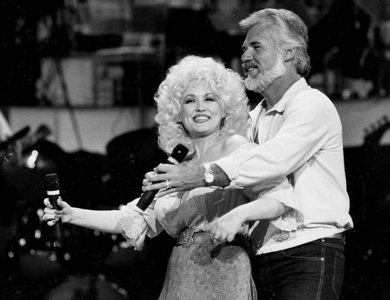 Kenny Rogers junto a su amiga Dolly Parton (Foto: AP).