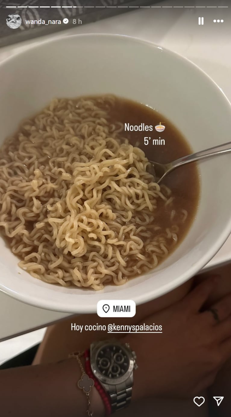 Kennys le hizo a Wanda una sopa de fideos instantánea.
