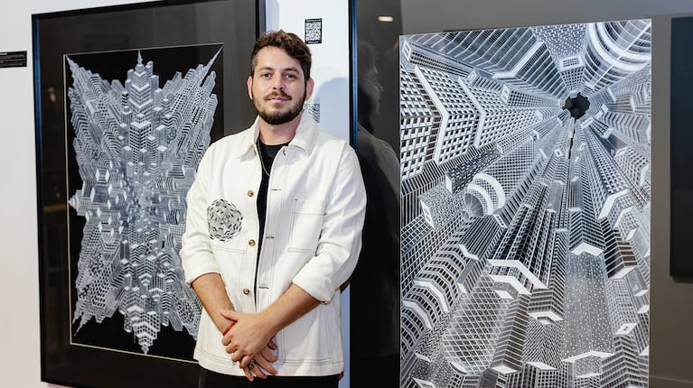 Kevin Berdi inauguró su exposición en Patio Bullrich con obras que desafían al vértigo y el equilibrio