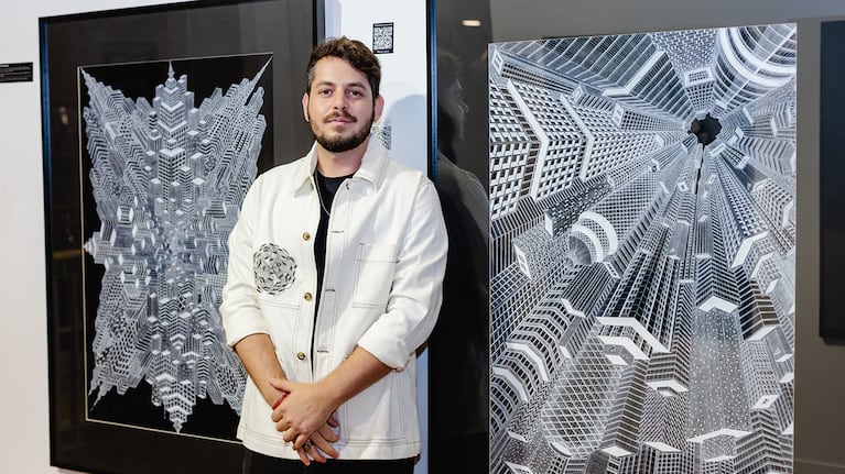 Kevin Berdi inauguró su exposición en Patio Bullrich con obras que desafían al vértigo y el equilibrio