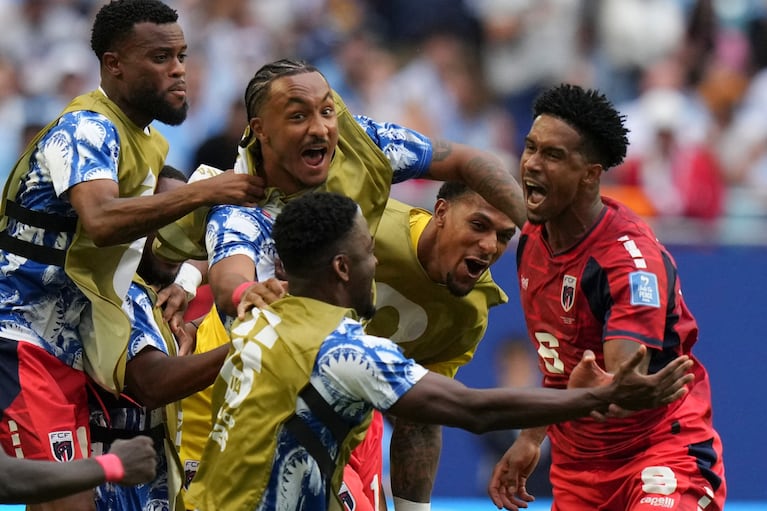Kevin Pina, de Cabo Verde, festeja con sus compañeros tras abrir el marcador ante Uruguay en un duelo mundialista reealizado el sábado 21 de junio de 2026 (AP Foto/Lynne Sladky)