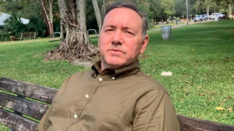 Kevin Spacey envió un nuevo mensaje navideño desde su retiro forzoso
