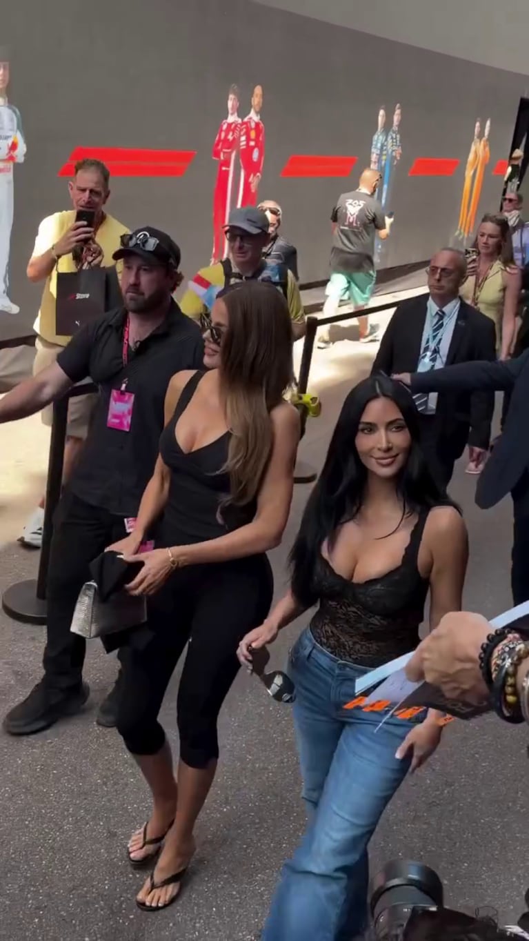 Kim Kardashian con su look lencero en el Gran Premio de la Fórmula 1 de Mónaco (Foto: captura de video de Instagram/@zamrah.me).