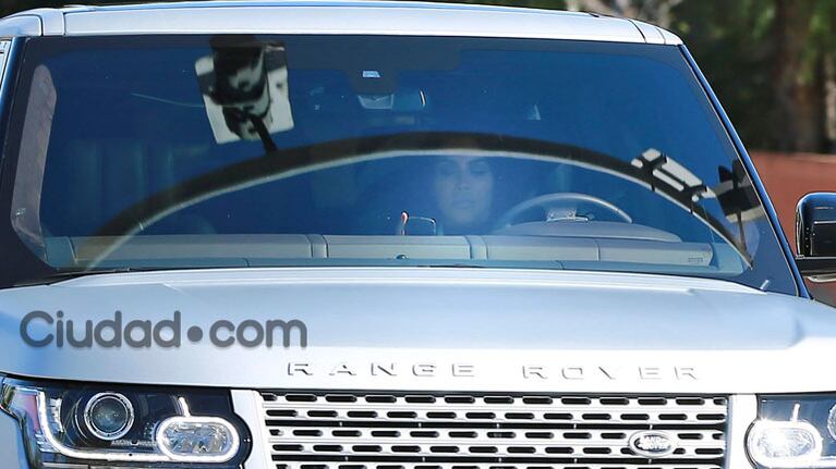 Kim Kardashian, enviando mensajes al volante (Fotos: GrosbyGroup). 