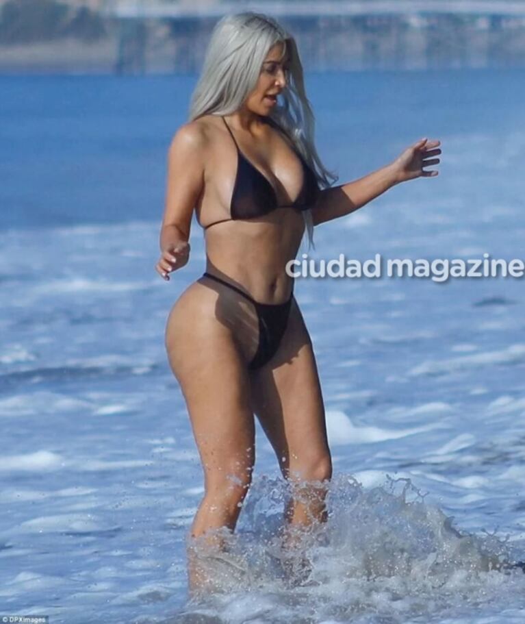 Kim Kardashian, impactantes curvas en las playas de Malibú: ¡bikini ultra cavada y colaless!