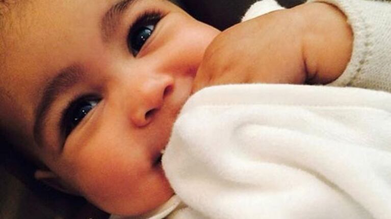¿Kim Kardashian le depiló las cejas a su beba de seis meses? (Foto: Web)