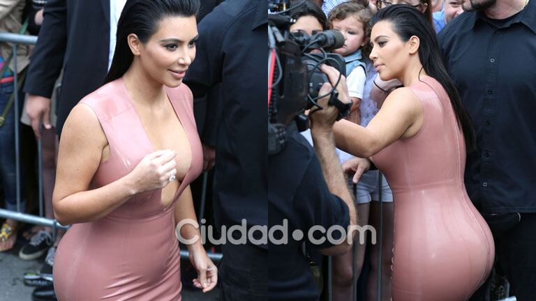 Kim Kardashian, sensual y embarazada en un evento (Fotos: Grosby Group). 