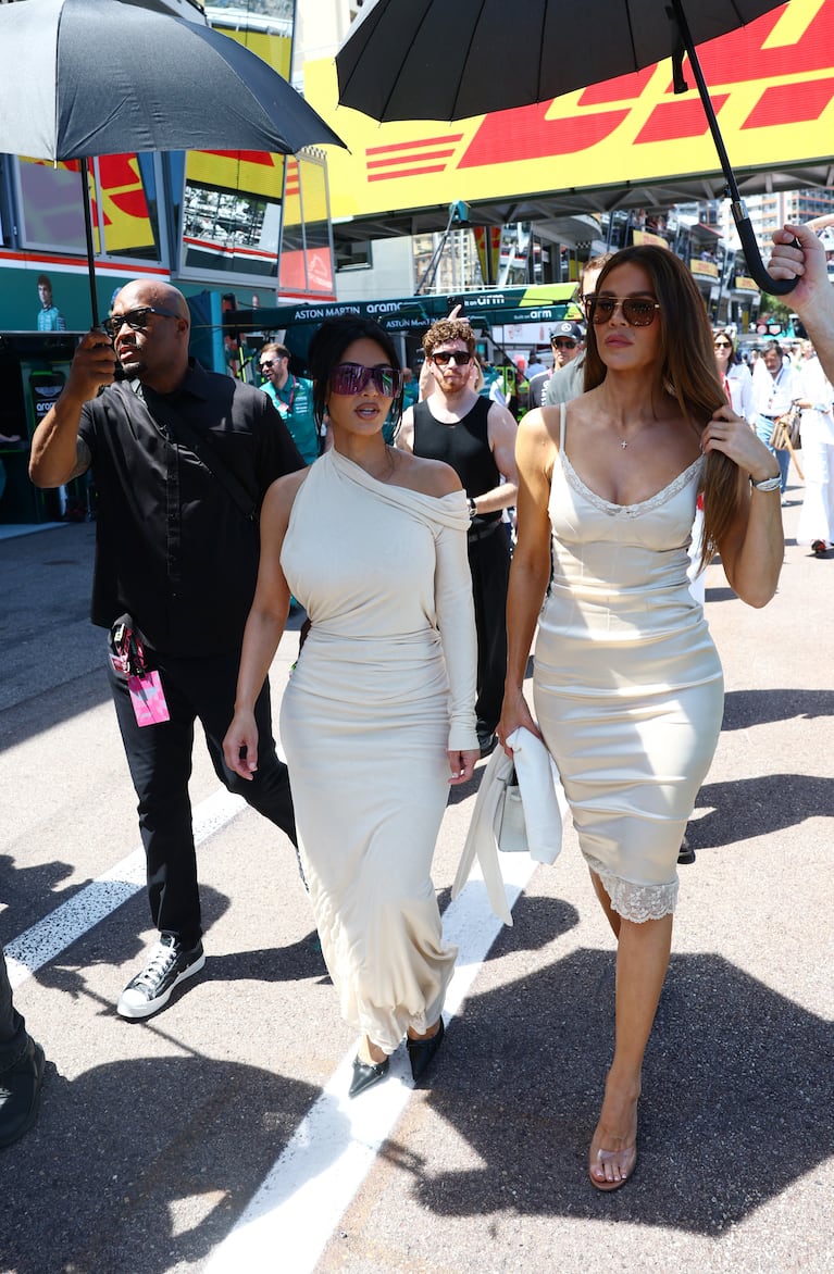 Kim Kardashian y Khloe Kardashian en el Monaco Grand Prix, en junio de 2026. Foto: REUTERS/Yves Herman