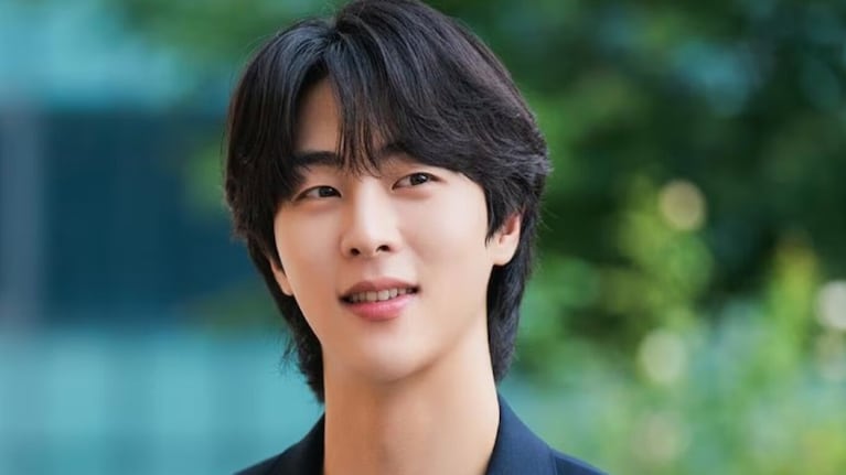 Kim Mu-jun da vida a Kim Sun-woo en la comedia romántica coreana Beso dinamita.