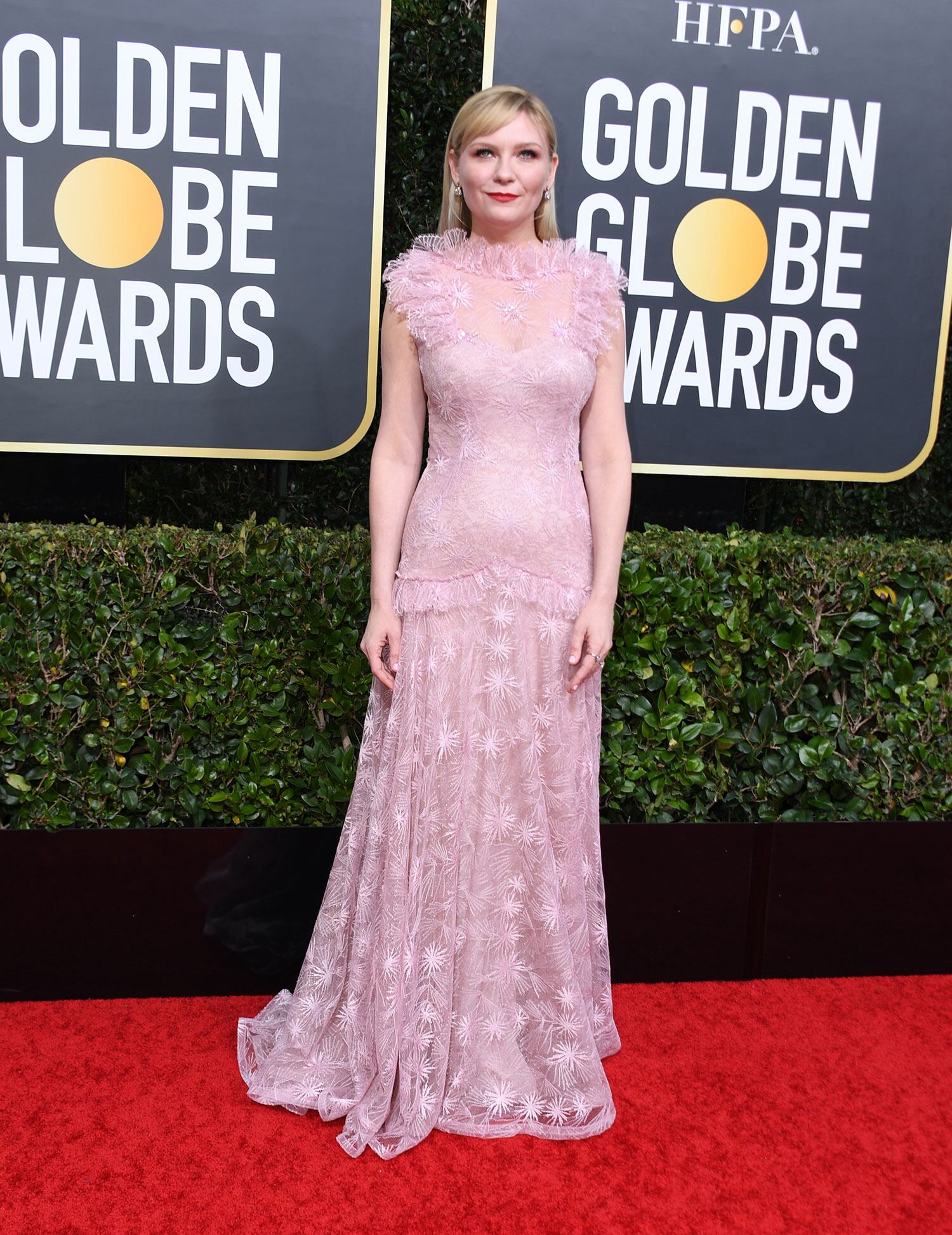 Kirsten Dunst optó por un diseño en color lila para los Globos de Oro (Fotos: AFP).