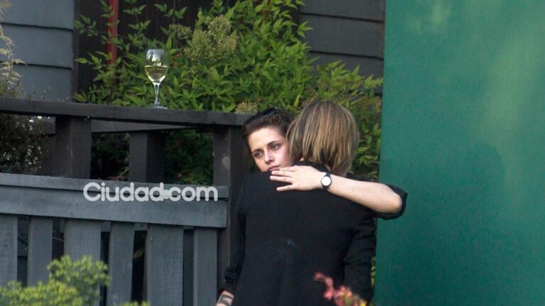 Kristen Stewart y Alicia Cargile juntas en LA. (Foto: Grosby Group)