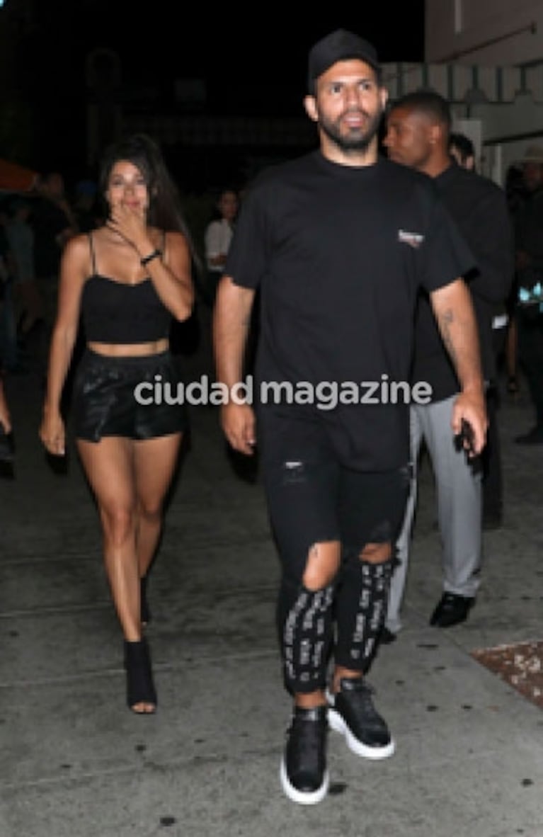 Kun Agüero, de la mano de una bella morocha en Los Ángeles
