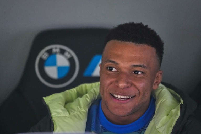 Kylian Mbappé del Real Madrid aparece sentado en la banca durante el partido contra la Real Sociedad en la Liga de España, el sábado 14 de febrero de 2026, en Madrid. (AP Foto/Manu Fernández)