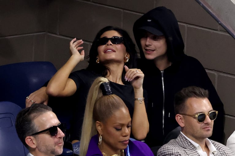 Kylie Jenner y Timothée Chalamet con looks a juego. (Foto: Mike Stobe / GETTY IMAGES NORTH AMERICA / Getty Images via AFP)