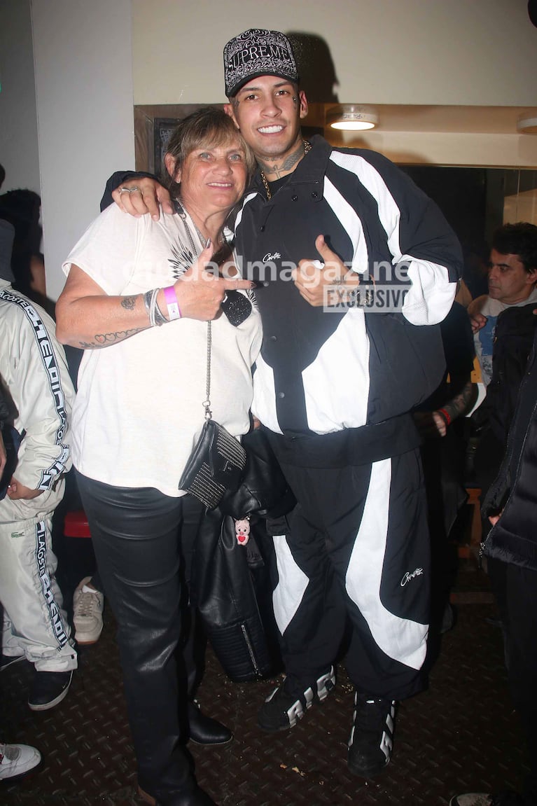 L-Gante con su mamá, Claudia Valenzuela, en su despedida (Foto: Movilpress).
