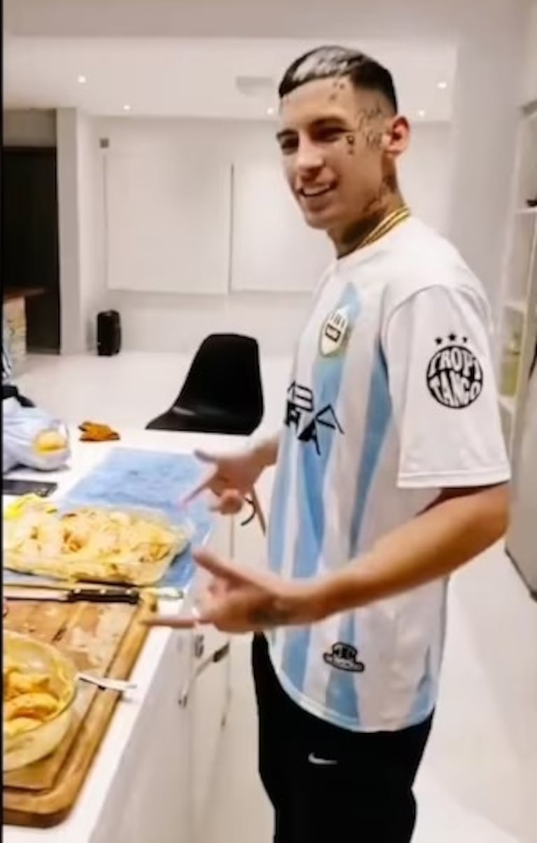 L-Gante durante la preparación del plato que definió como su favorito, en una reunión con amigos y familia.