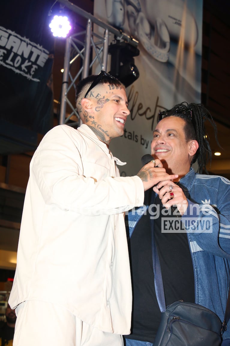 L-Gante firmó su disco de vinilo blanco Celda 4 acompañado de Luis Perdomo (Foto: Movilpress).