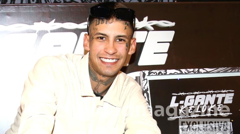 L-Gante firmó su disco de vinilo blanco Celda 4 (Foto: Movilpress).