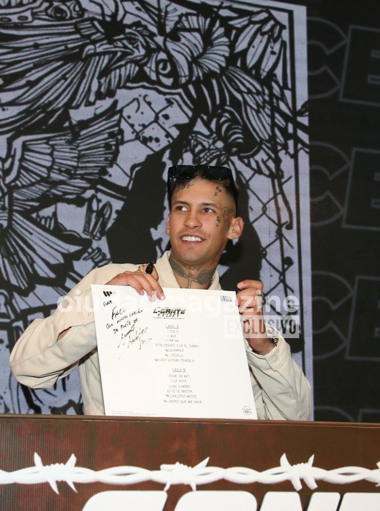 L-Gante firmó su disco de vinilo blanco Celda 4 (Foto: Movilpress).