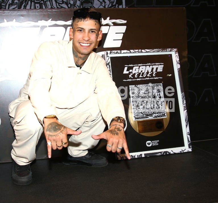 L-Gante firmó su disco de vinilo blanco Celda 4 (Foto: Movilpress).
