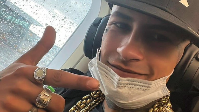 L-Gante mostró su dentadura postiza de oro de 18 kilates y diamantes.