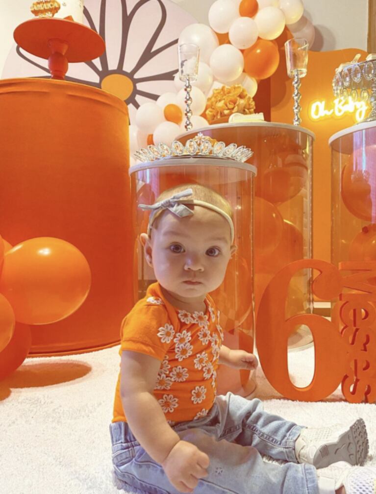 L-Gante y Tamara Báez celebraron los 6 meses de su hija Jamaica: el álbum íntimo del festejo 