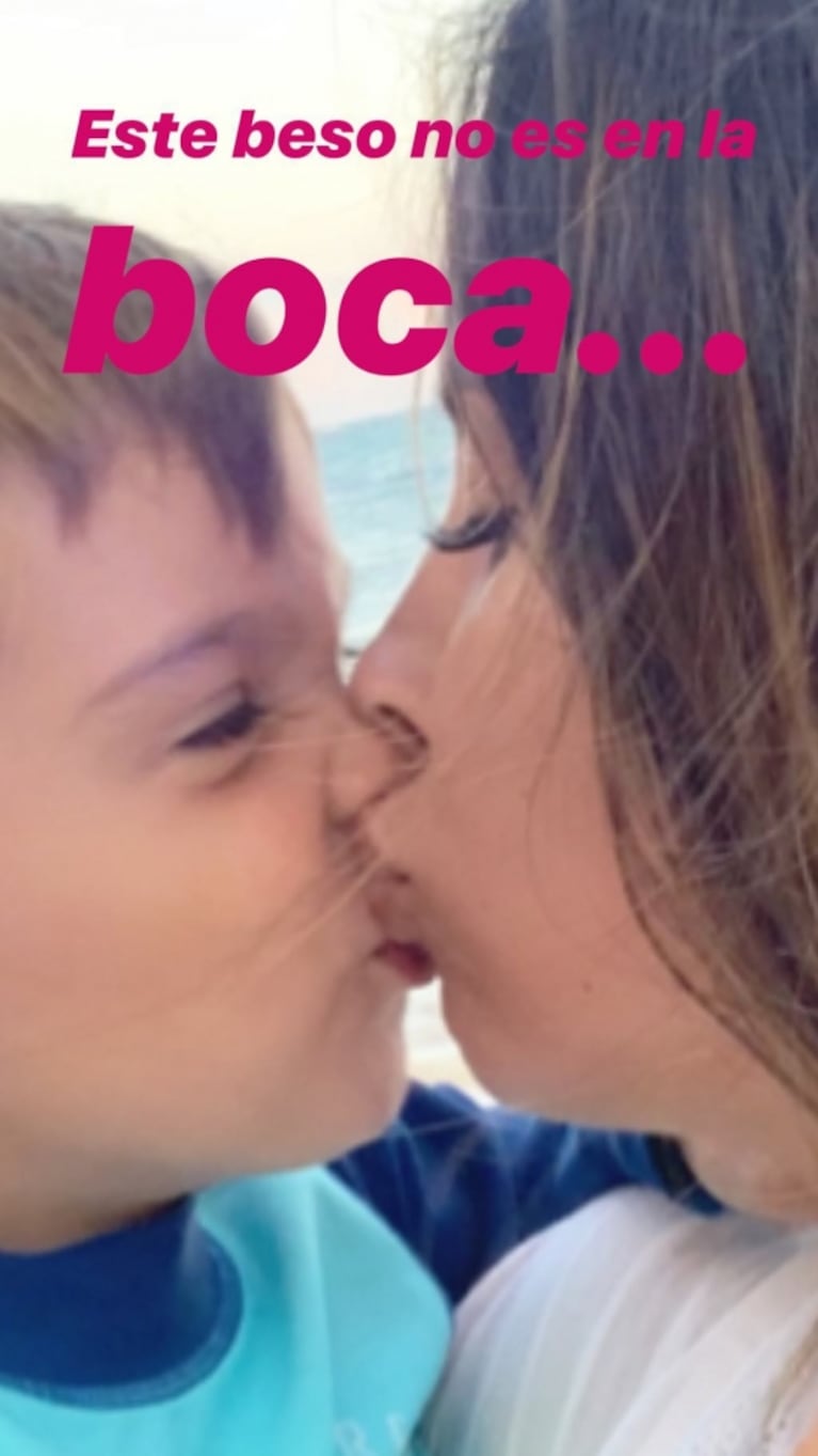 La aclaración de Lourdes Sánchez sobre una foto a los besos con su hijo: "No es en la boca, pero igual él siempre me los da"