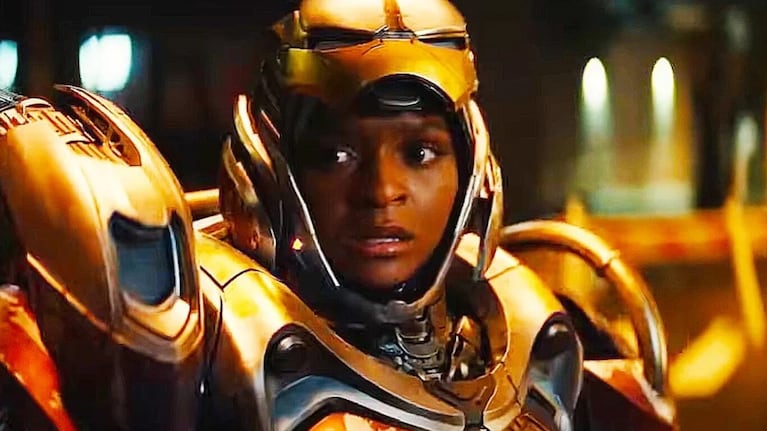 La actriz Dominique Thorne y el traje de Riri Williams en Ironheart.
