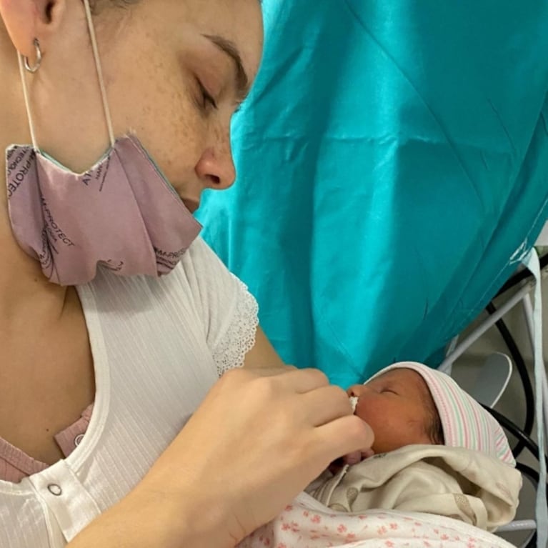 La actriz Macarena Paz se emocionó al hablar de la salud de su beba: "La gordita está en neo"