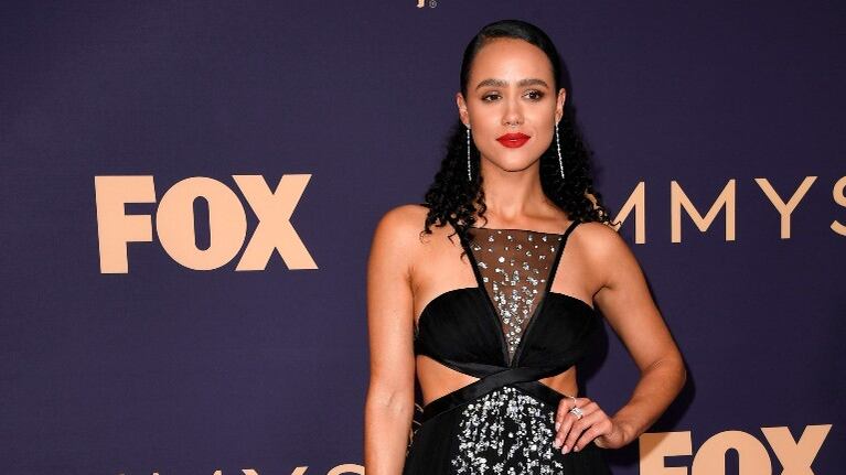 La actriz Nathalie Emmanuel recordó cómo Emilia Clarke la defendió frente a un ataque de género. Foto: AFP.
