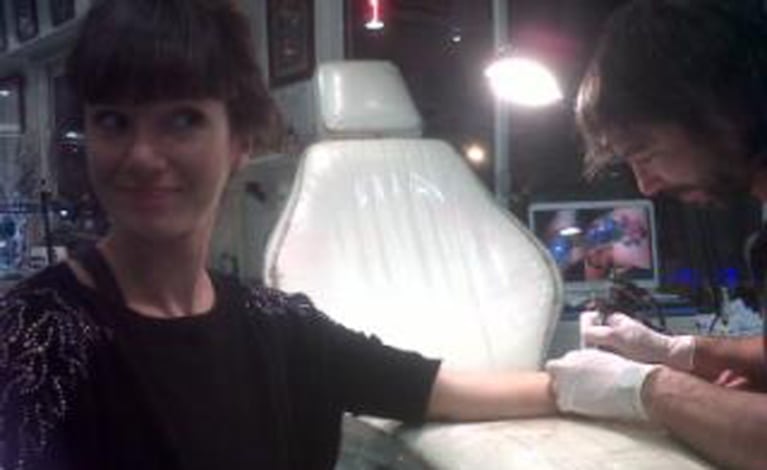 La actriz subió a la web una foto del momento en que la tatuaban (Foto: Twitter).