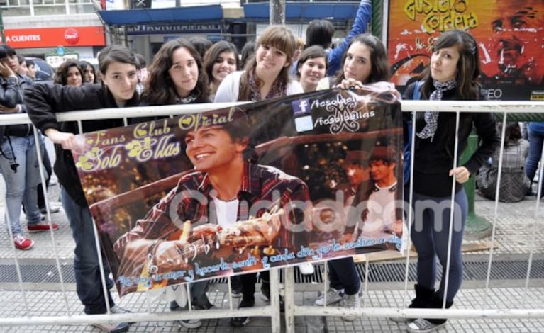 La alegría de las seguidoras de Axel. (Foto: Jénnifer Rubio)
