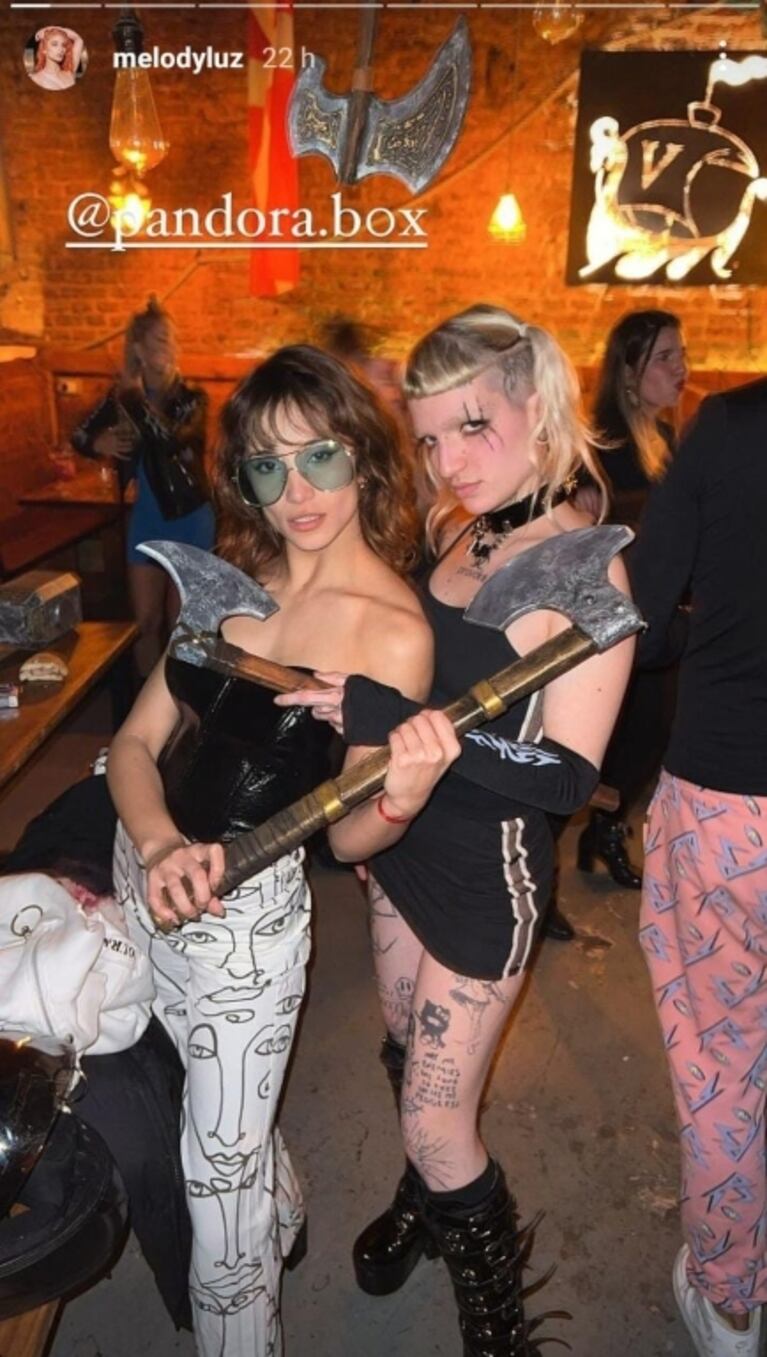 La alocada fiesta vikinga de Alex Caniggia, por dentro: excéntrico look, rapado, amigos y Melody Luz