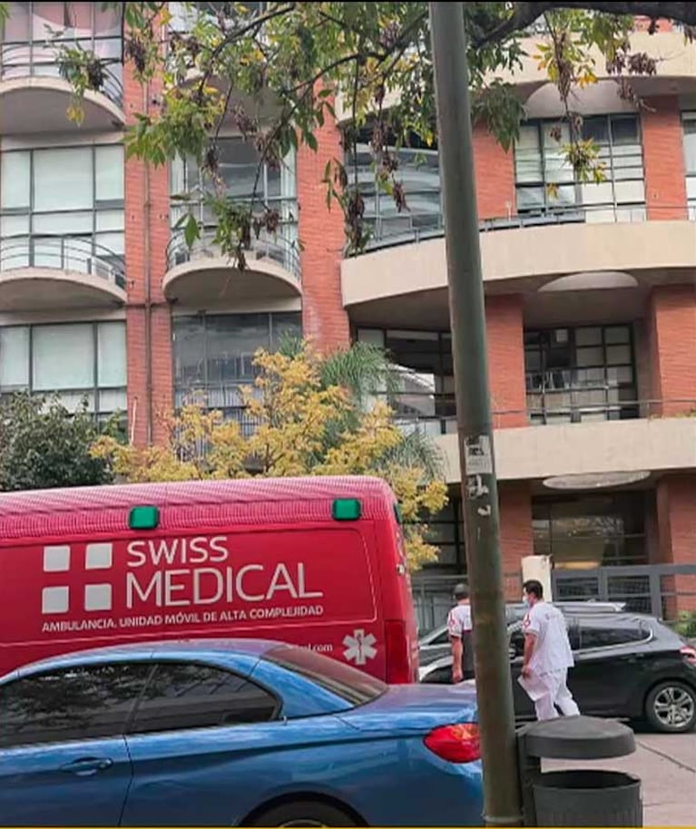 La ambulancia que trasladó a Ian Lucas a la clínica (Foto: captura América TV)