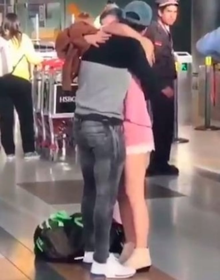 La apasionada despedida de Nicolás Cabré con Laurita Fernández en Ezeiza, antes de volar a Nueva York 