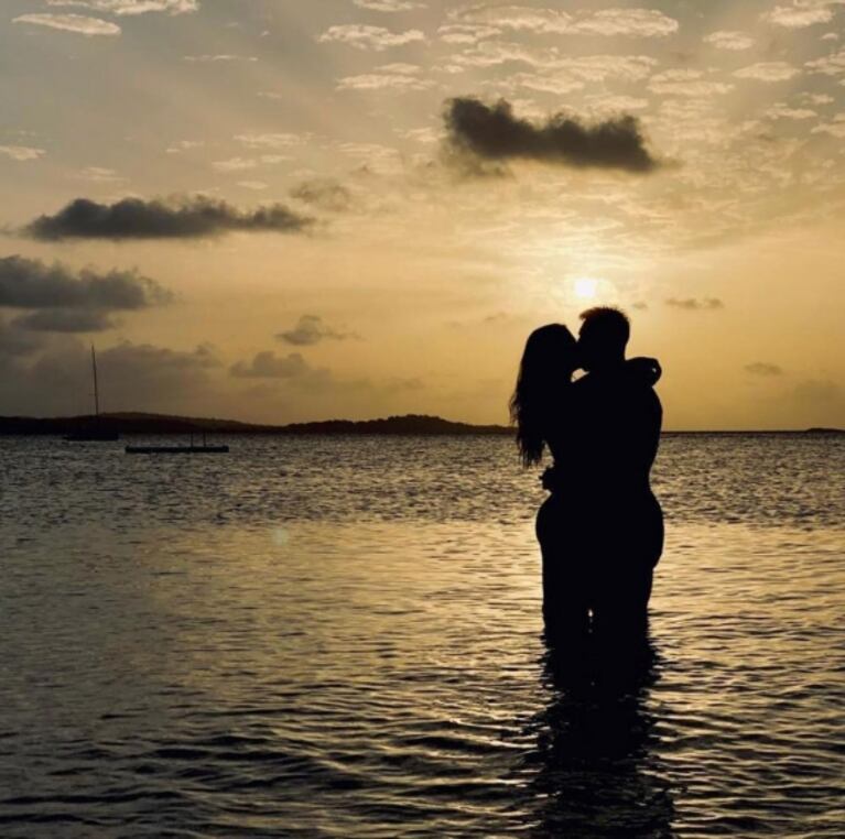La apasionada postal de Lionel Messi y Antonela Roccuzzo, a puro beso en una playa del Caribe: "Atardeceres"
