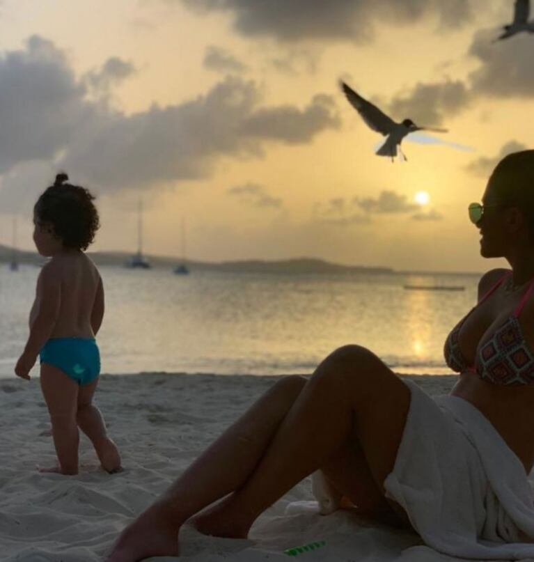 La apasionada postal de Lionel Messi y Antonela Roccuzzo, a puro beso en una playa del Caribe: "Atardeceres"