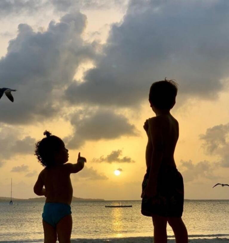 La apasionada postal de Lionel Messi y Antonela Roccuzzo, a puro beso en una playa del Caribe: "Atardeceres"