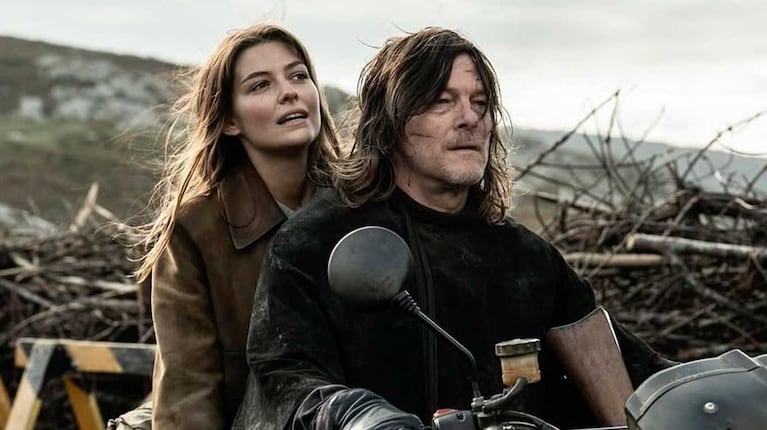 La argentina Candela Saitta con Norman Reedus en TWD: Daryl Dixon (Foto: @candesaitta_)