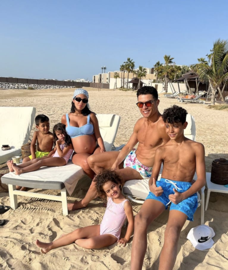 La argentina Georgina Rodríguez, novia de Cristiano Ronaldo, lució su embarazo en la playa