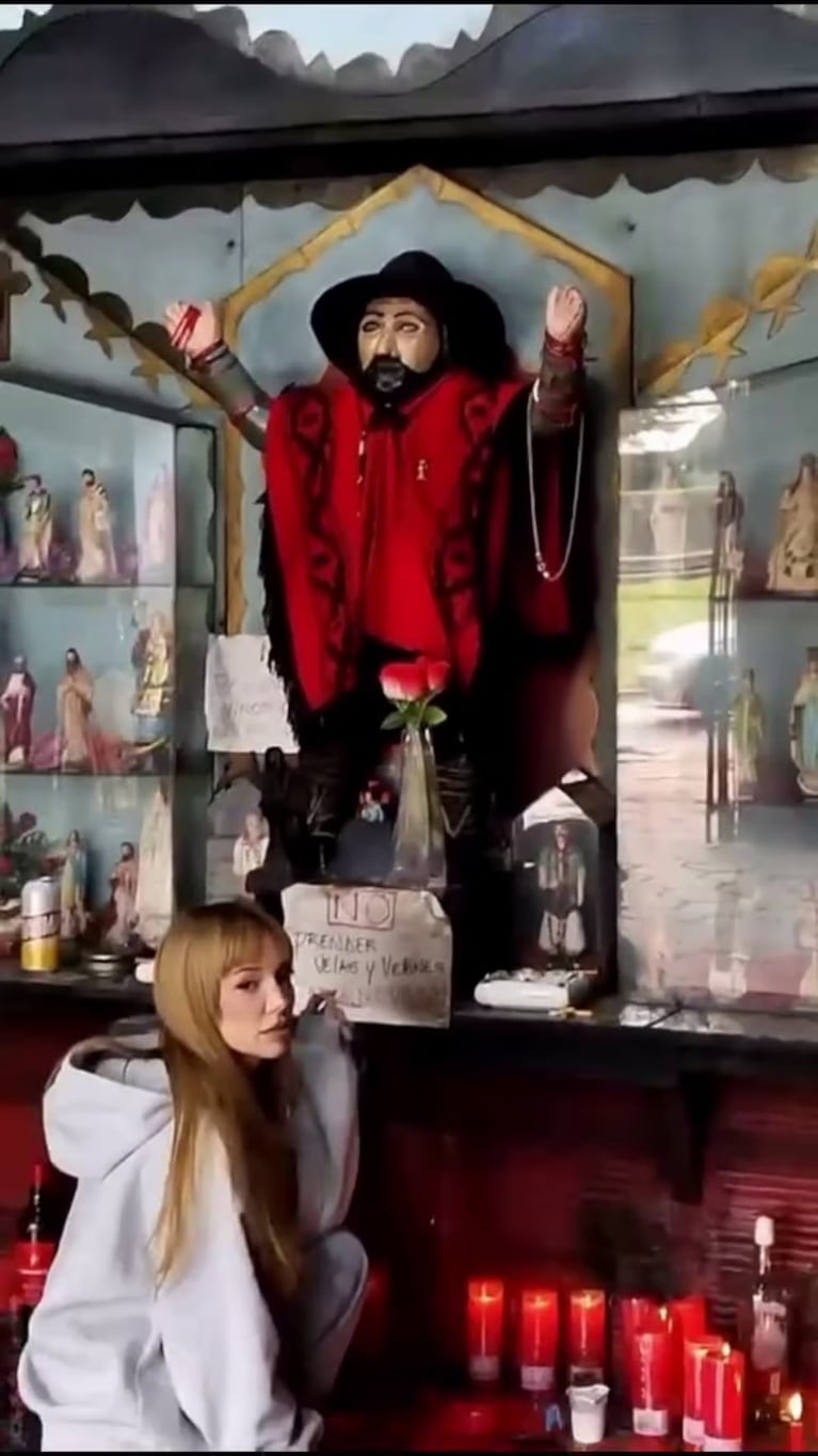 La artista también visitó, horas antes de su audio, un santuario del Gauchito Gil