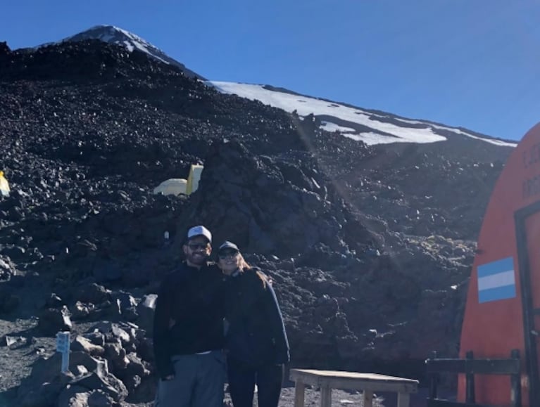 La aventurera estadía de Julieta Nair Calvo y su novio en San Martín de los Ándes, con ascenso al volcán Lanín